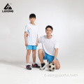 La squadra di calcio per bambini indossa una maglia da calcio vuota